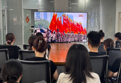 龙腾国际员工观看阅兵式，共燃爱国热情